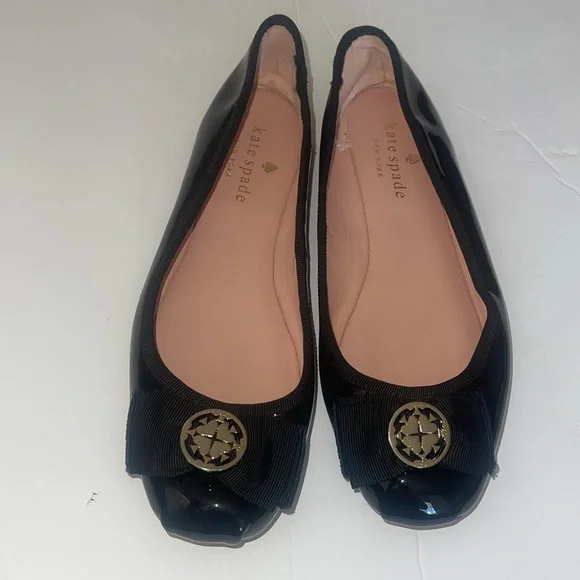 Kate Spade New York Black Patent Leather Fontana Too with Golden Logo Flats sz 6 - Picture 7 of 10